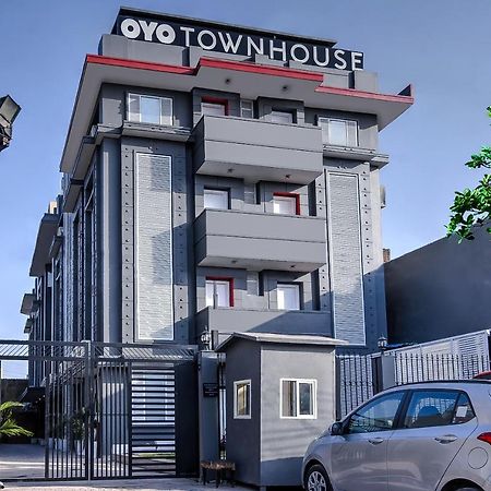 Oyo Townhouse 044 Sector 14 Gurugram Hotel Gurgaon Exterior foto