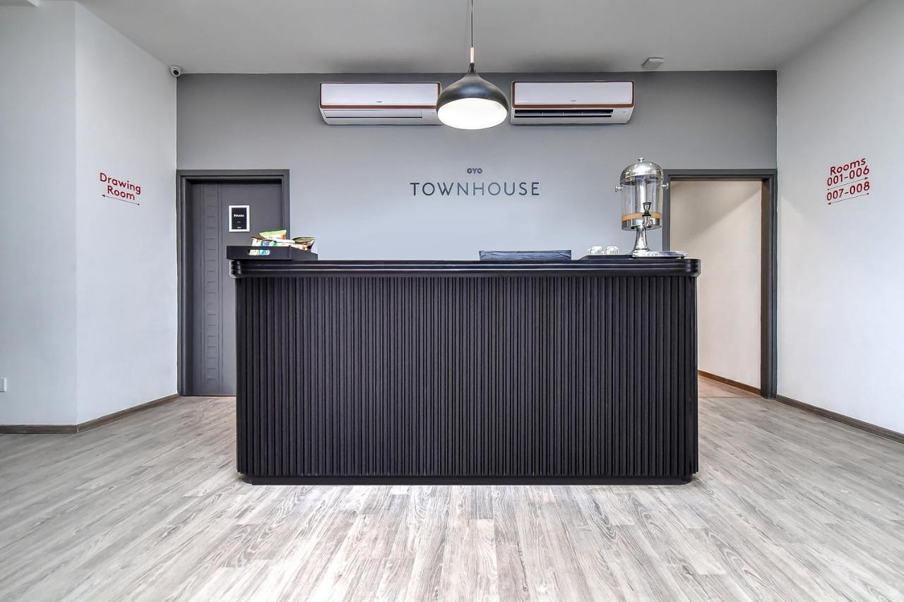 Oyo Townhouse 044 Sector 14 Gurugram Hotel Gurgaon Exterior foto