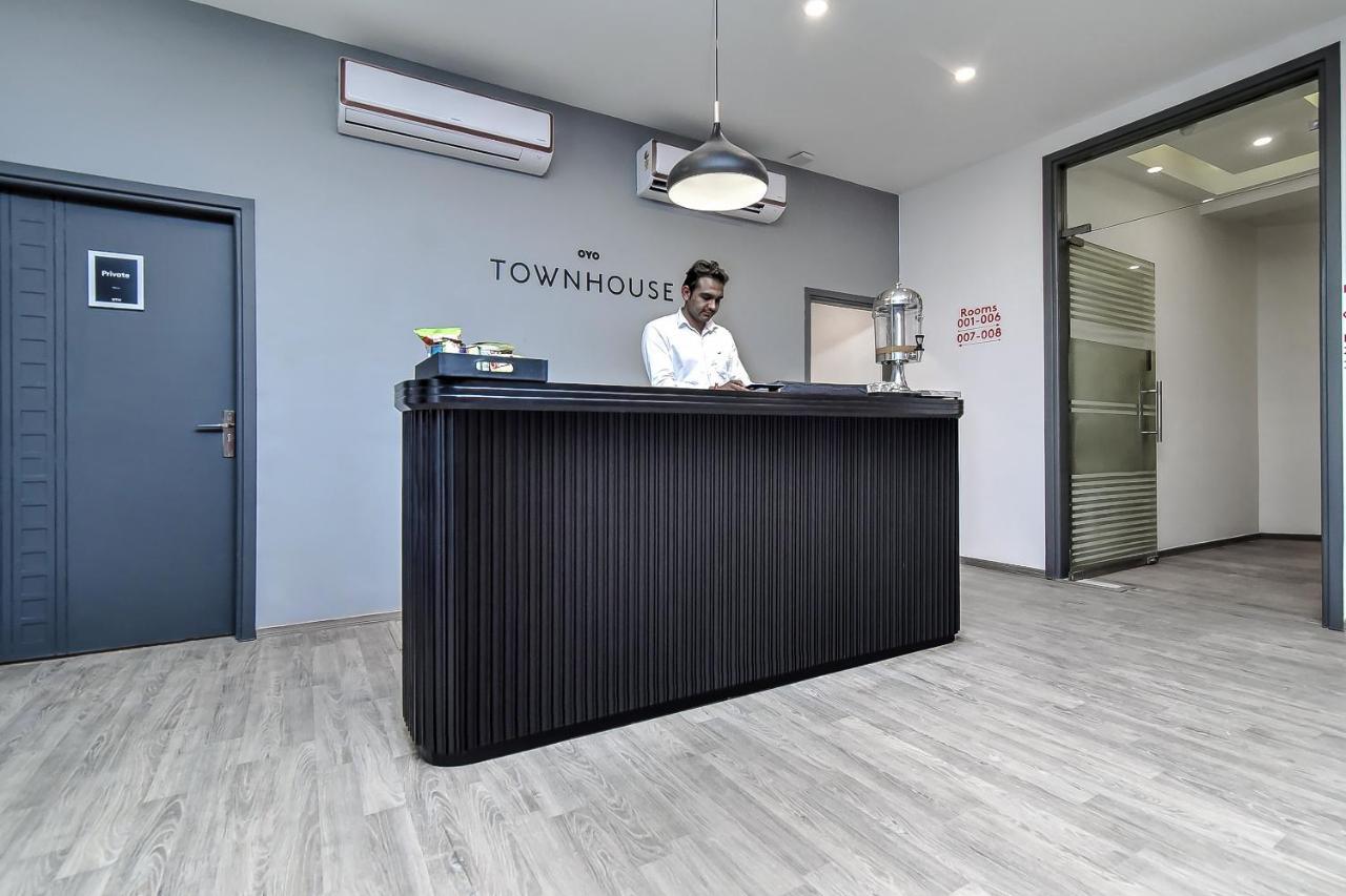 Oyo Townhouse 044 Sector 14 Gurugram Hotel Gurgaon Exterior foto