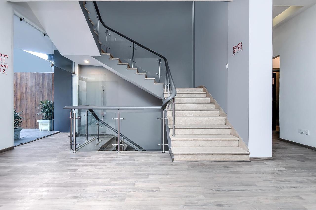 Oyo Townhouse 044 Sector 14 Gurugram Hotel Gurgaon Exterior foto