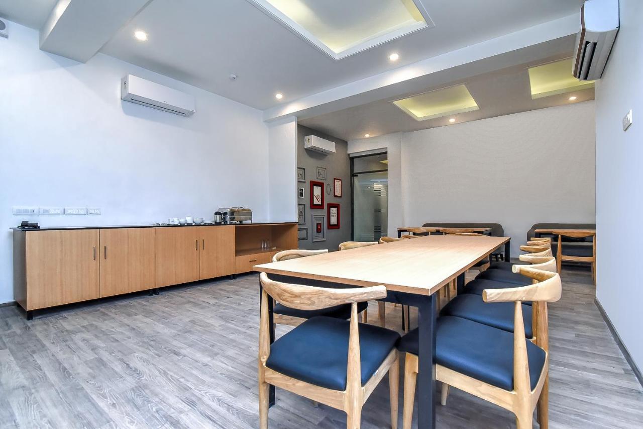 Oyo Townhouse 044 Sector 14 Gurugram Hotel Gurgaon Exterior foto