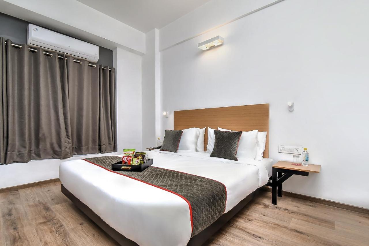 Oyo Townhouse 044 Sector 14 Gurugram Hotel Gurgaon Exterior foto