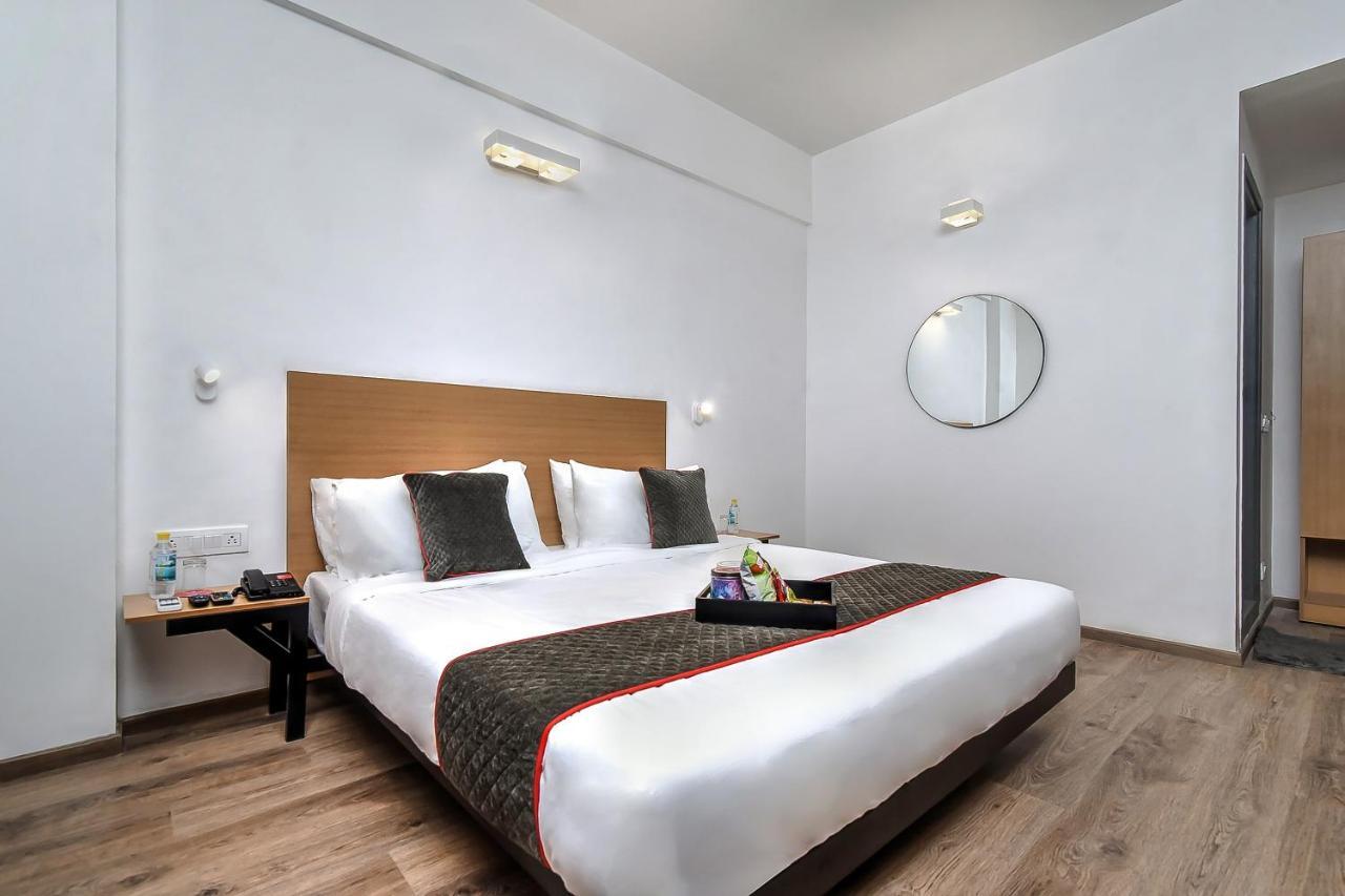 Oyo Townhouse 044 Sector 14 Gurugram Hotel Gurgaon Exterior foto